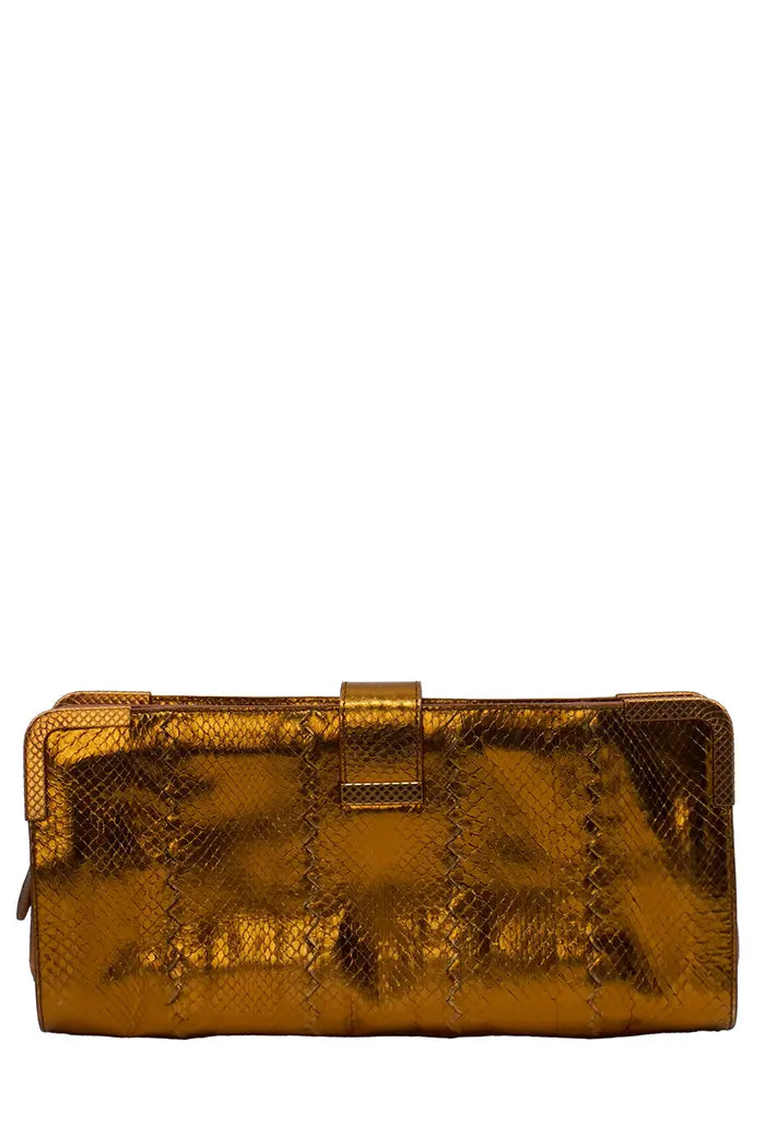 Vue arrière de la pochette Bottega Veneta en cuir souple noir, finition minimaliste
