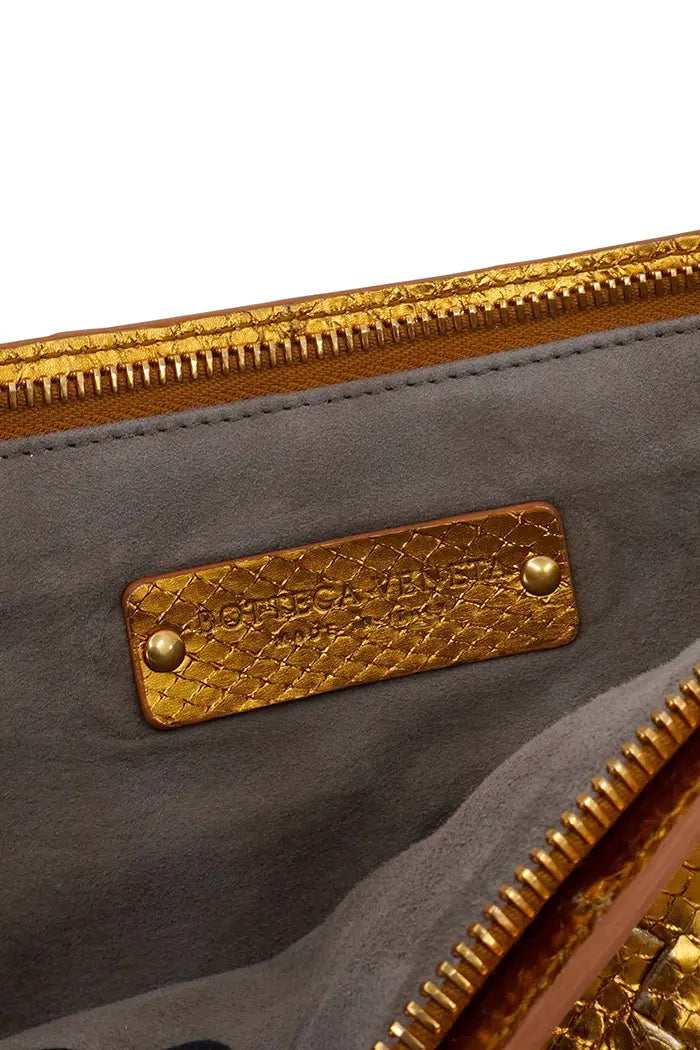 Vue intérieure de la pochette Bottega Veneta, avec le logo Bottega Veneta
