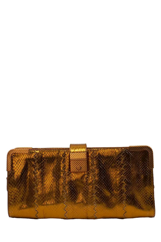 Bottega Veneta Clutch en piel de becerro lisa, vista frontal, formato alargado con cierre de cremallera