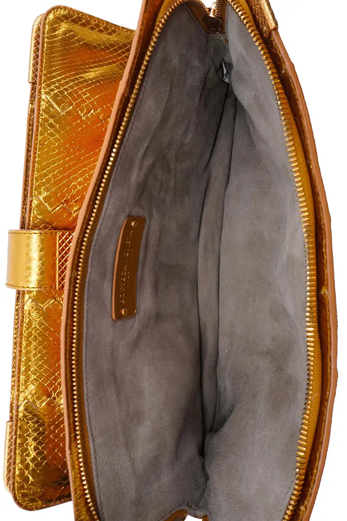 Vue intérieure de la pochette Bottega, avec le zipper ouvert, montrant un grand volume de rangement