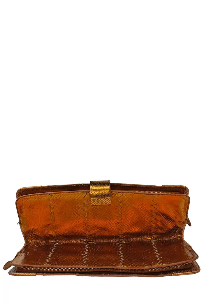 vue dépliée de cette pochette dorée Bottega Veneta