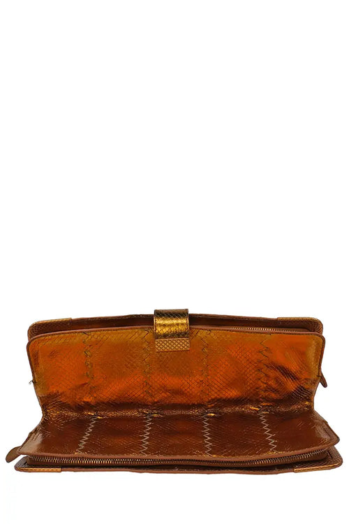 vue dépliée de cette pochette dorée Bottega Veneta