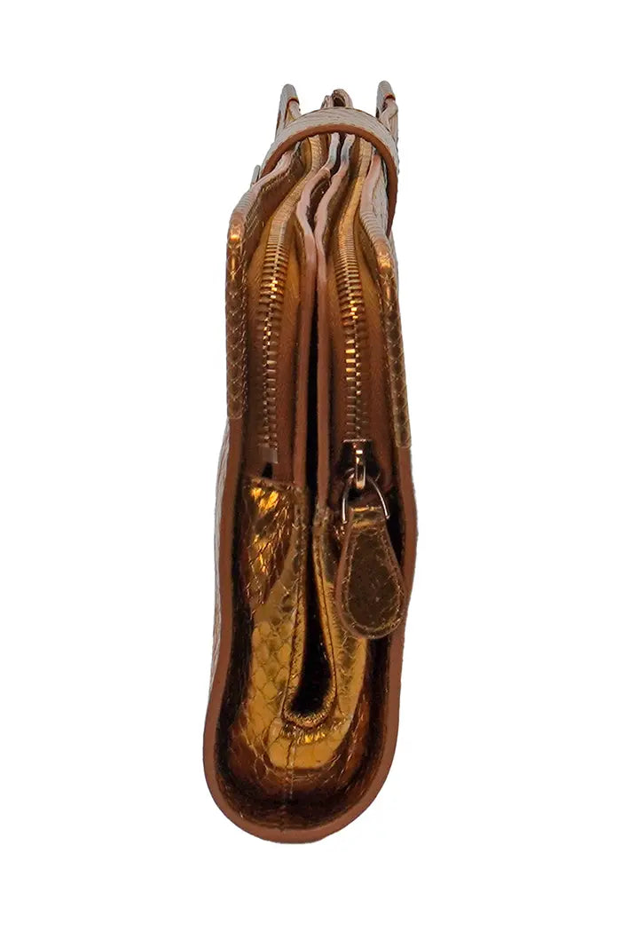 Vue de côté de la pochette Bottega Veneta qui peut faire office clutch