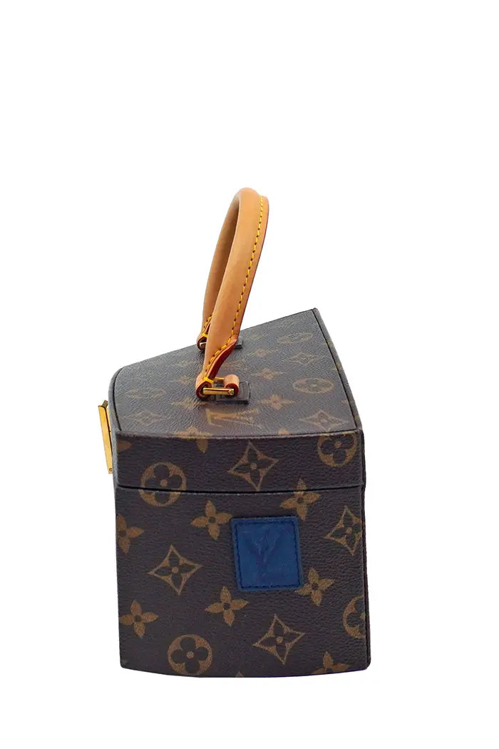 Side view of the Monogram canvas bag, featuring the LV logo sewn into the bag.
