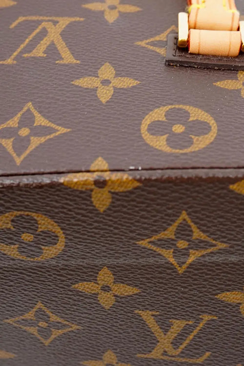 Gros plan sur une légère trace d'usure de la toile Monogram du sac preloved Twisted Box de Louis Vuitton