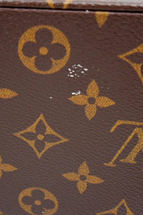 Gros plan sur une légère trace d'usure de la toile Monogram sur le côté du sac preloved.