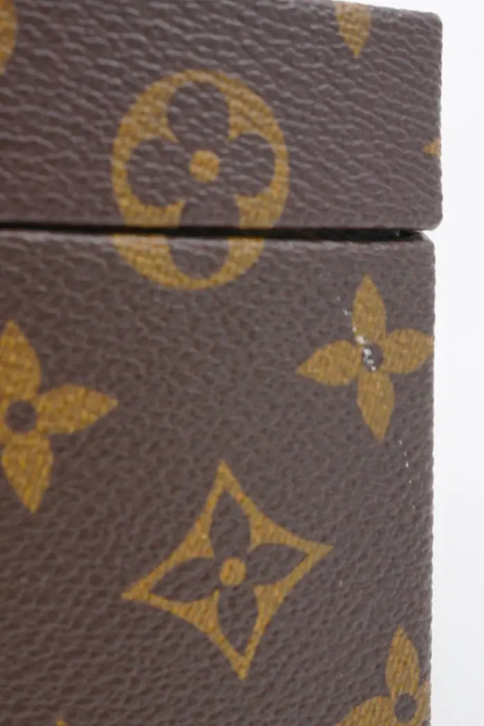 Close-up of a slight trace of wear to the Monogram canvas on the side of the preloved bag.