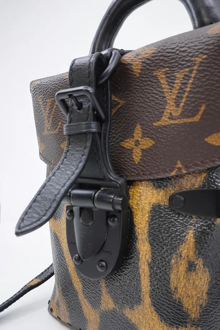 Latch and leather closure for the Camera Box bag, black matte finish.