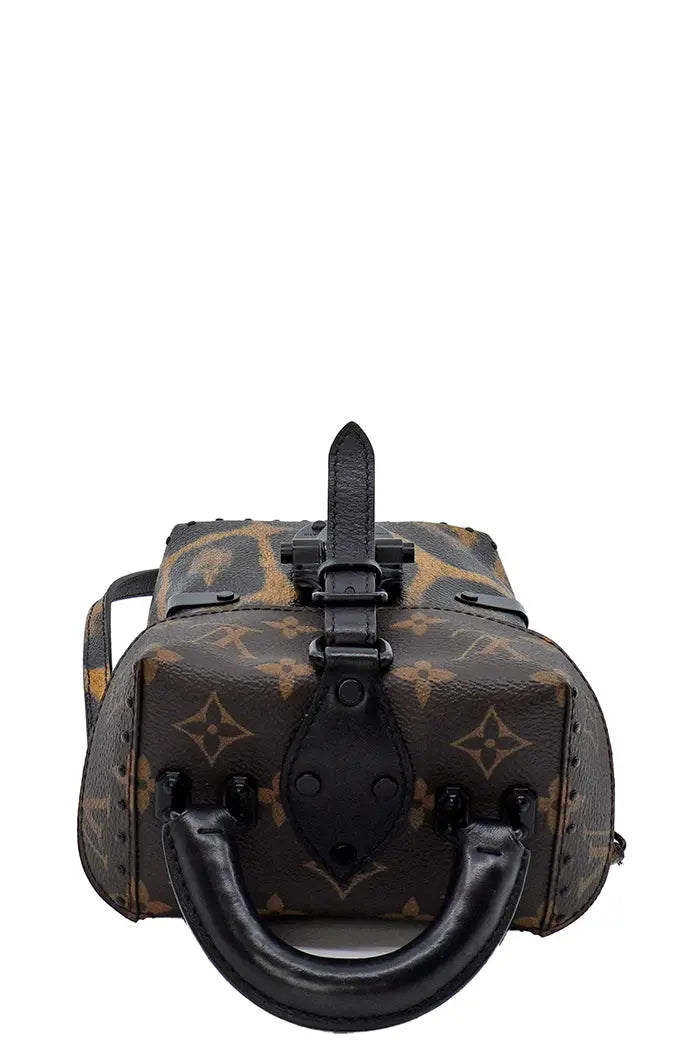Louis Vuitton Camera Box bag latch closure, preloved bag in very good condition. 