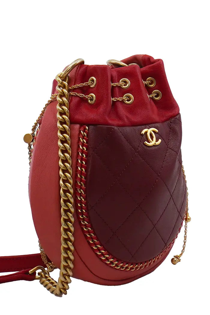 Vue avant du sac Chanel rouge à cordon de serrage, modèle Seau, en très bon état. 