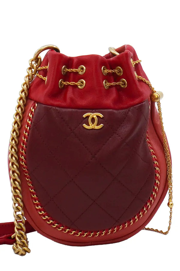 Sac Chanel Seau preloved en cuir d’agneau matelassé rouge, vue de face.
