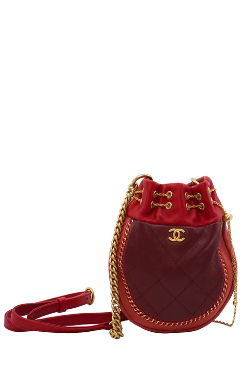 Sac Chanel Seau preloved en cuir d’agneau matelassé rouge, avec sa bandoulière, en très bon état