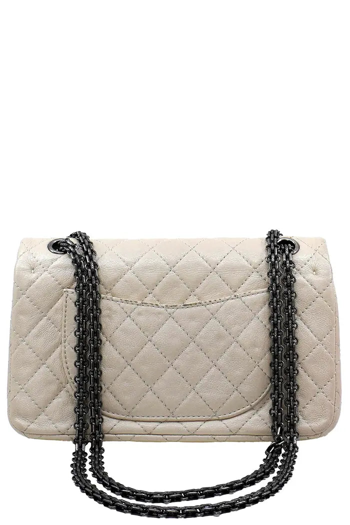 Reverso del mini bolso Chanel 2.55 en piel de becerro arrugada de color blanco nacarado.