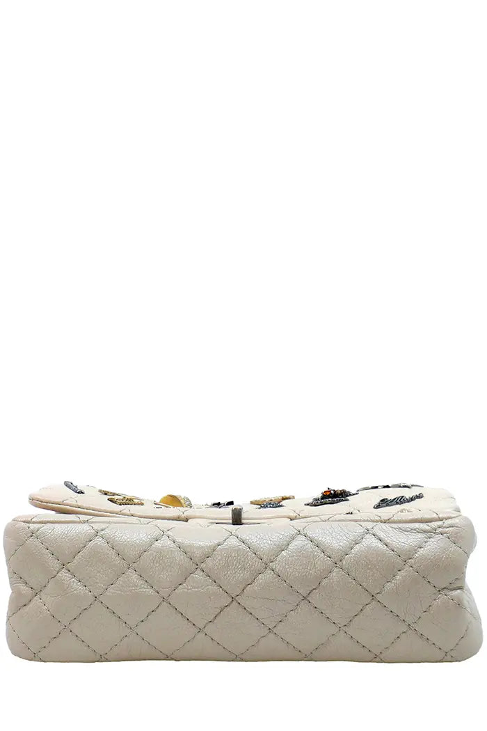 Vista inferior del bolso Chanel 2.55, impecable