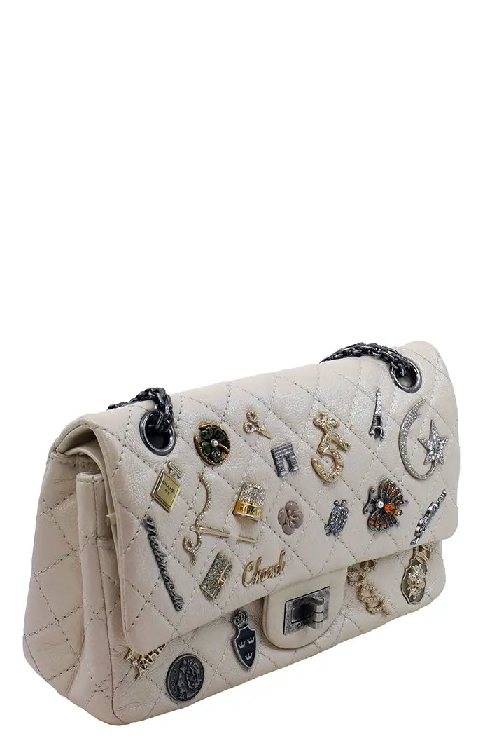 Chanel 2.55 mini bolso blanco nacarado con charms, vista frontal, edición Métiers d'art Ritz Paris.