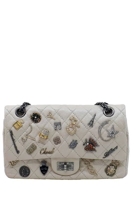 Vorderansicht der Chanel 2.55 preloved Tasche aus irisierendem Leder mit altsilberner Kette.