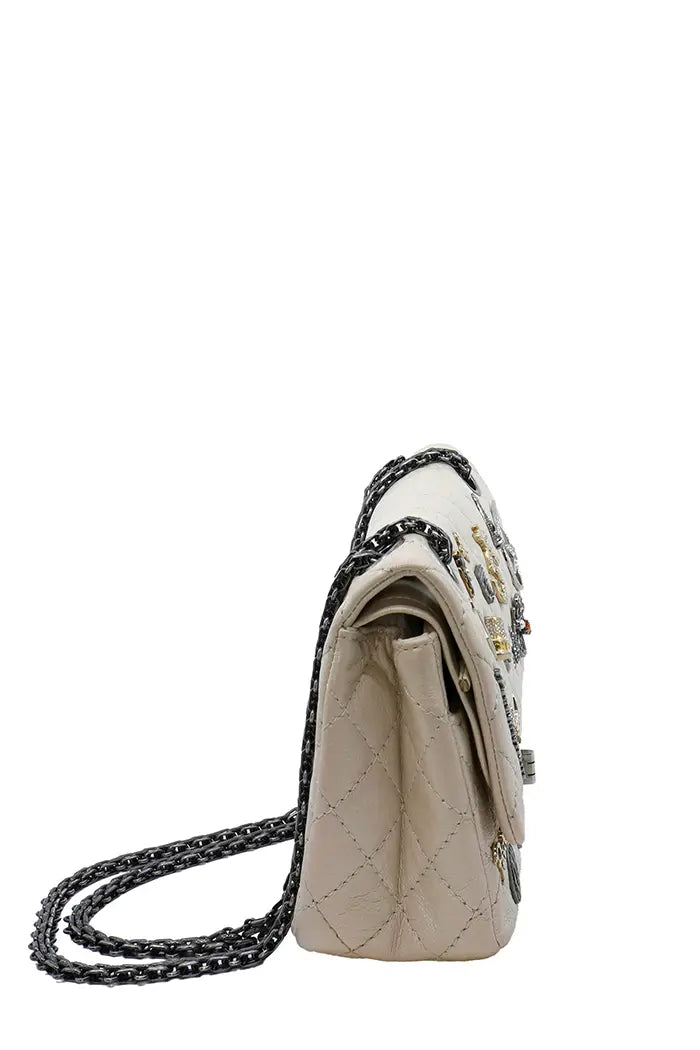 Vista lateral del bolso Chanel 2.55 en tamaño mini, material blanco nacarado iridiscente.