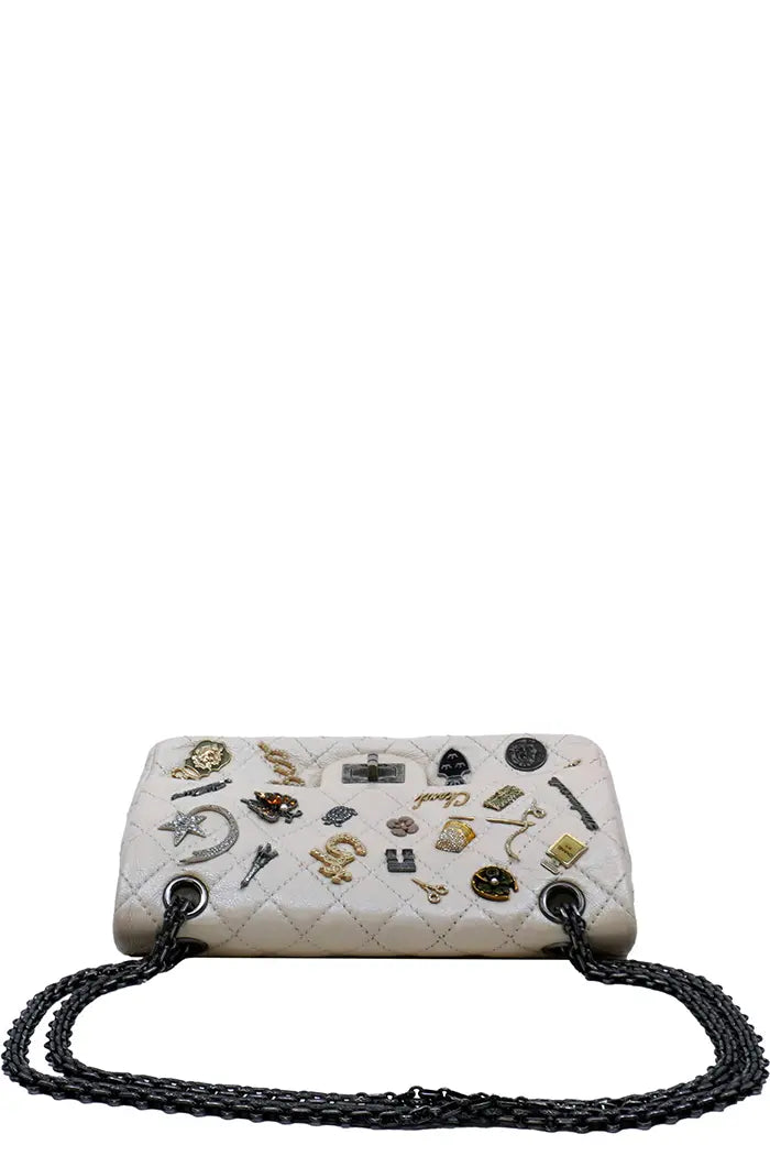 Vista superior del bolso Chanel 2.55 con solapa cerrada y detalles de cadena.