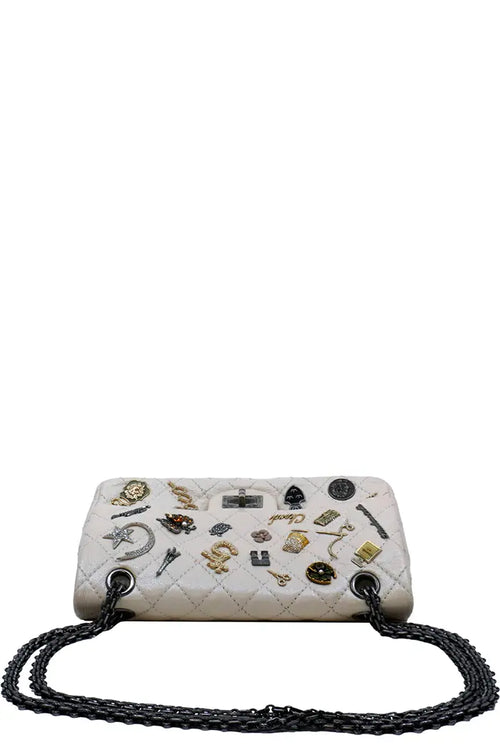 Draufsicht der Chanel 2.55 Tasche mit geschlossener Klappe und Kettendetails.