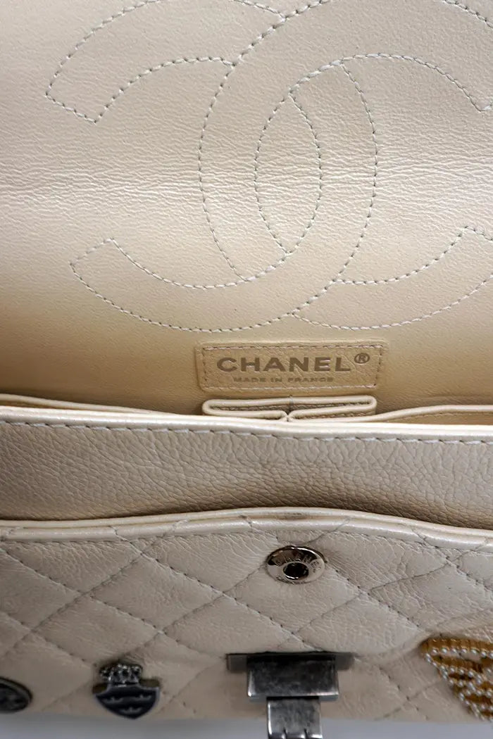 Vista interior del bolso Chanel pre amado, forro y estado general de la piel.