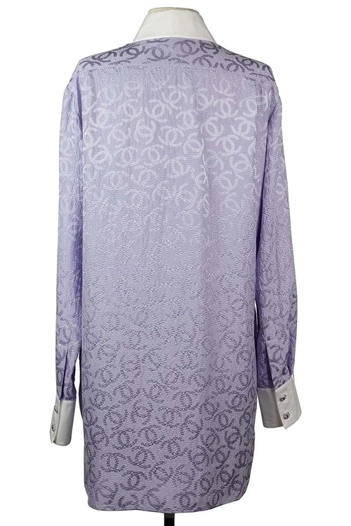 Vue arrière de la tunique Chanel d'occasion, confection italienne en soie ornée du motif CC entrelacés