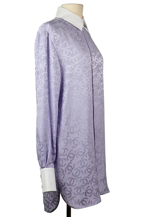 Tunique Chanel preloved mauve en soie portée, coupe fluide et élégante avec col blanc.