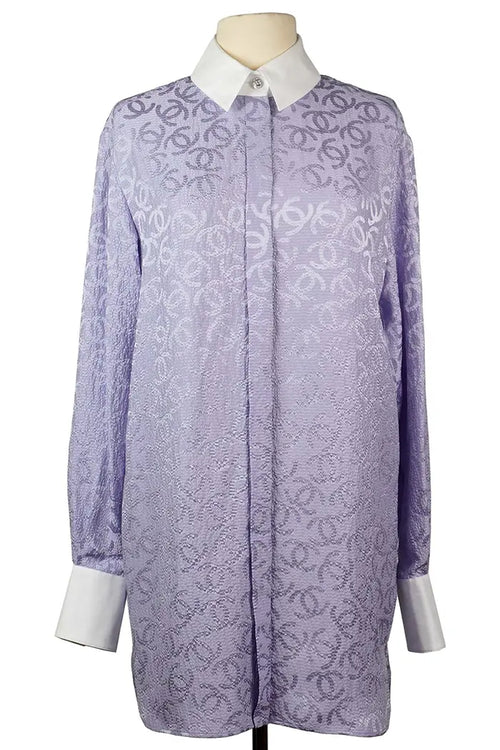 Tunique Chanel en soie mauve avec col blanc et boutons brillants à motif CC, vue de face.