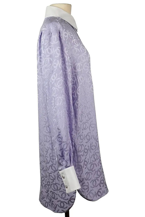 Tunique Chanel en soie mauve avec motifs CC entrelacés, vue de côté, collection 2021.