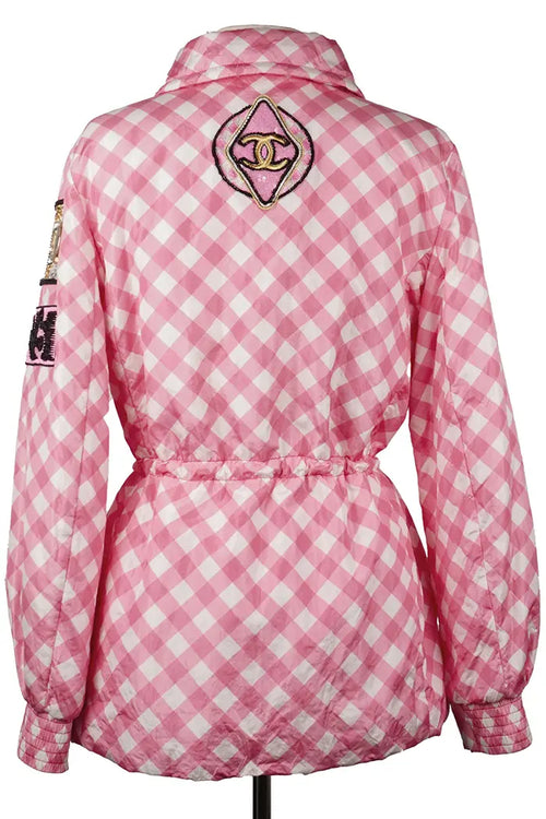 Modelo Chanel 2023 de segunda mano: sobrecamisa estilo chaqueta, logo CC entrelazado en la espalda
