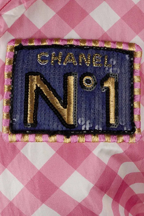 Detalle de parche – Sobrecamisa Chanel 2023, mangas y busto decorados con lentejuelas