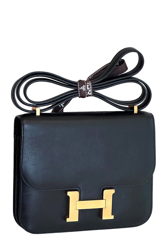 Gebrauchte Hermès Constance Noir Tasche aus Swift-Leder mit goldener Schließe. Zertifiziert authentisch.