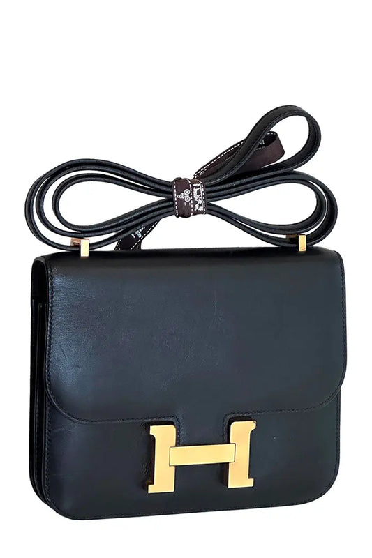 Bolso Hermès constance 19 en piel swift, en muy buen estado. Vista de frente