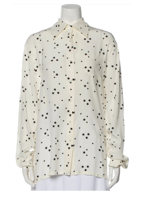 Chemisier Prada en soie imprimée, collection Printemps/Été 2021, vue de face sur mannequin, col structuré et fermeture boutonnée pour un look minimaliste et raffiné.