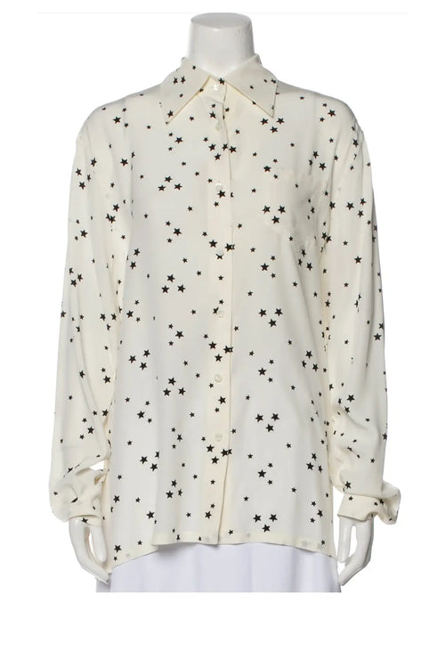 Blusa de seda estampada Prada, colección Primavera/Verano 2021, vista frontal en maniquí, cuello estructurado y cierre de botones para un look minimalista y refinado.