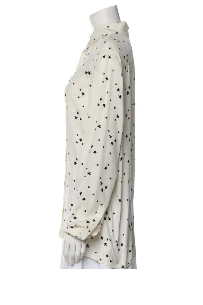 Linke Seitenansicht der Prada Seidenbluse an einer Schaufensterpuppe, fließender Schnitt und lange Ärmel, elegante Silhouette in neutralen Tönen.