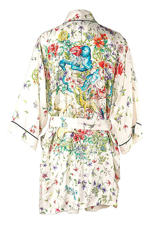 La espalda del kimono de seda Dior presenta una silueta ligera y fluida y un discreto motivo celeste para un look sofisticado y relajado a la vez.