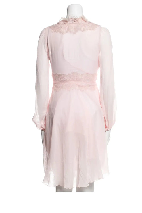 Dos de la mini-robe Giambattista Valli en soie, coupe évasée et finitions soignées, illustrant l’élégance délicate du style italien.