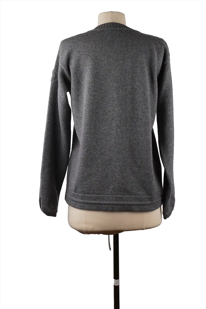 Rückseite des Chanel-Kaschmirpullovers mit Reißverschluss, einfacher und raffinierter Schnitt, ikonisches und bequemes Stück für einen eleganten und entspannten Stil.