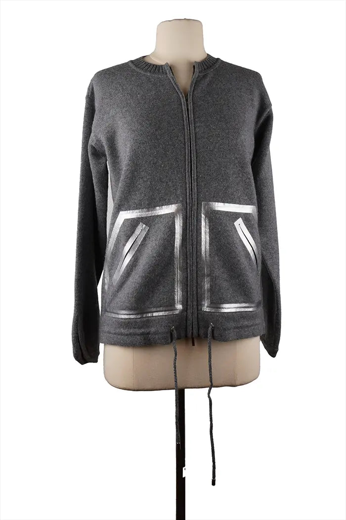Jersey con cremallera Chanel 100% cachemira en maniquí, dos bolsillos de parche y corte elegante, una pieza cómoda de la colección Primavera 2016.