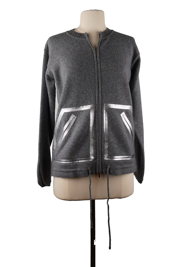 Pull zippé Chanel en 100 % cachemire sur mannequin, deux poches plaquées et coupe élégante, une pièce confortable issue de la collection Printemps 2016.