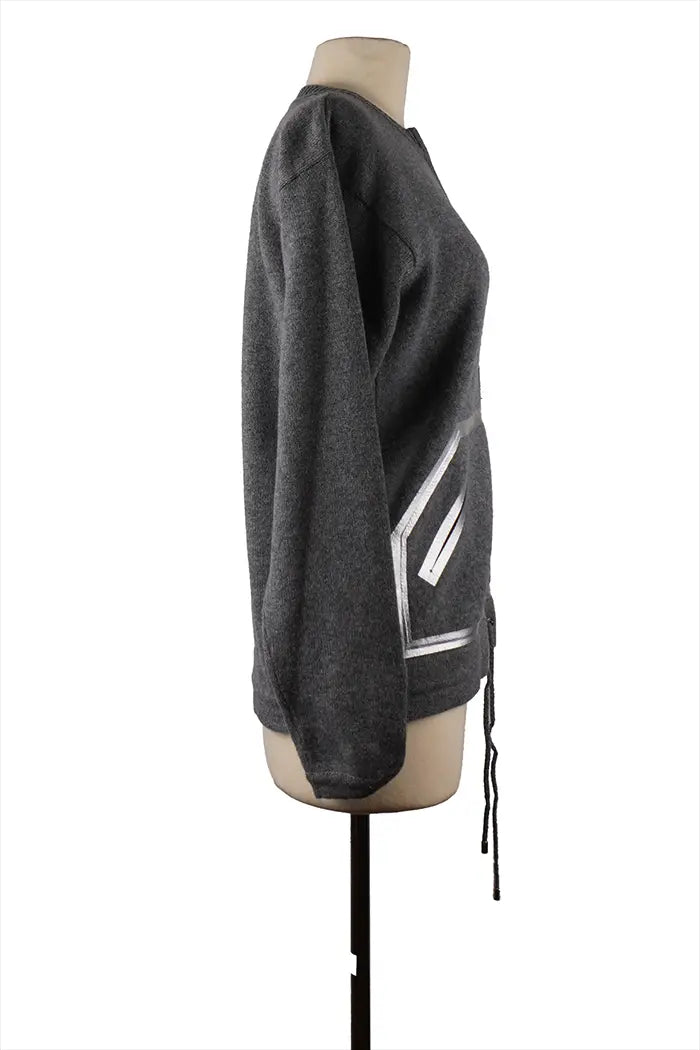 Rechte Seitenansicht des Chanel-Kaschmirpullovers Frühjahr 2016, weicher Fall und dezente Verarbeitung, passt zu fließenden Hosen oder einem geraden Rock.