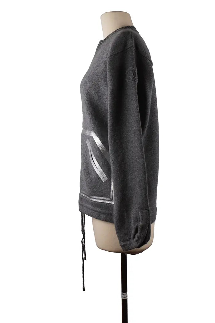 Linkes Profil des Chanel-Kaschmirpullovers, Reißverschluss und fließende Silhouette, perfekt für einen lässig-schicken Look zur Übergangszeit.