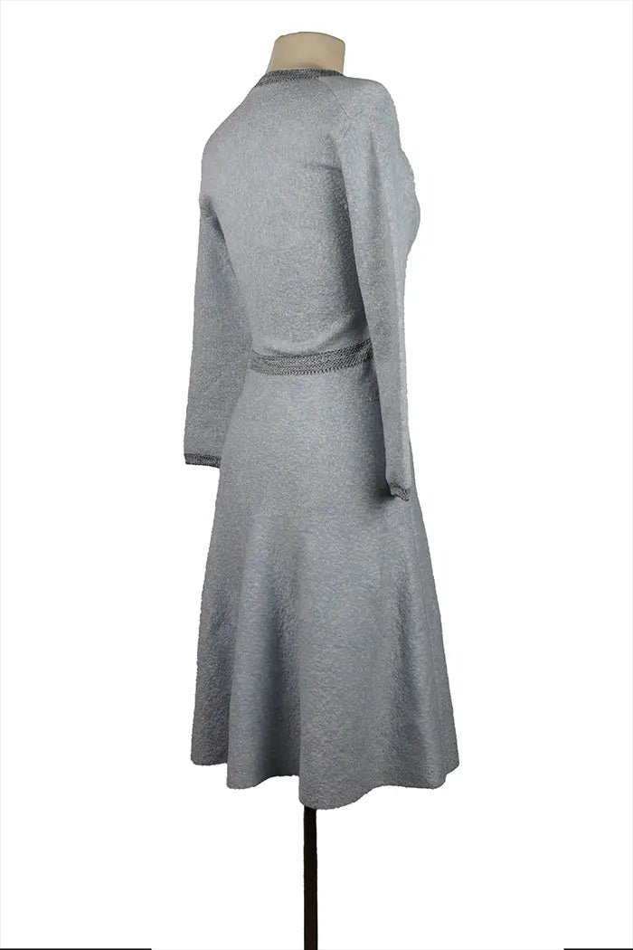 Espalda del vestido Dior gris azulado, cierre discreto y corte vaporoso, pieza de segunda mano en excelente estado con una elegancia atemporal.