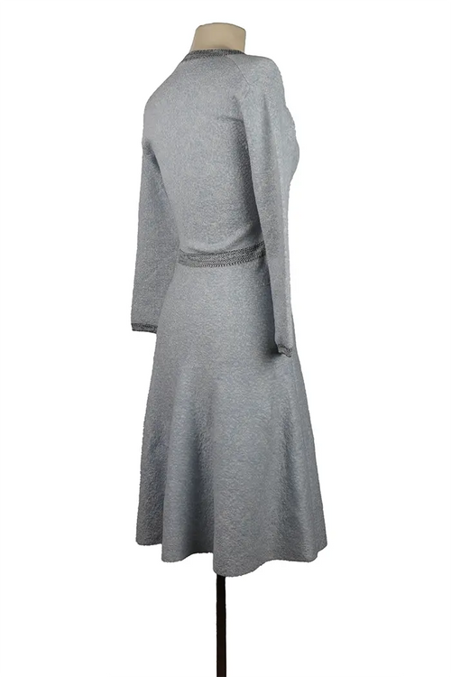 Dos de la robe Dior bleu-gris, fermeture discrète et coupe fluide, pièce seconde main en excellent état avec élégance intemporelle.