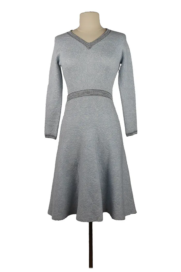 Mini-robe Dior en viscose fluide bleu-gris sur mannequin, manches longues, encolure discrète et coupe au-dessus du genou, taille 36FR.