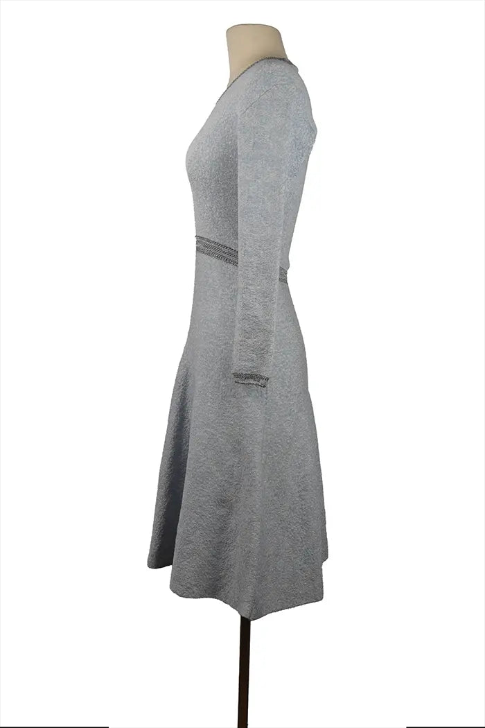 Perfil izquierdo del vestido Dior en azul-gris, una silueta estructurada y fluida, ideal para un cóctel, una cena o un elegante traje de noche.
