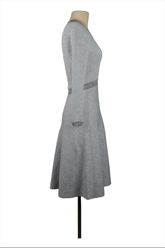 Vista lateral derecha del minivestido Dior sobre maniquí, tejido ligero de viscosa, corte corto y líneas depuradas para un look de vestir.