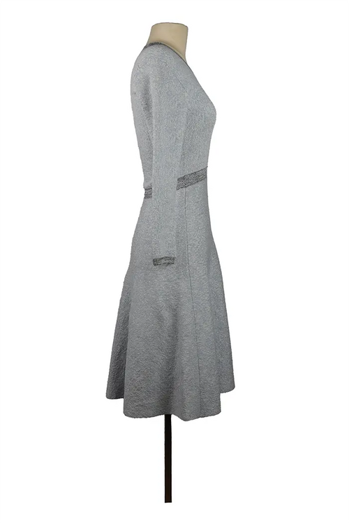 Vue de côté droit de la mini-robe Dior sur mannequin, tissu léger en viscose, coupe courte et lignes épurées pour un look habillé.
