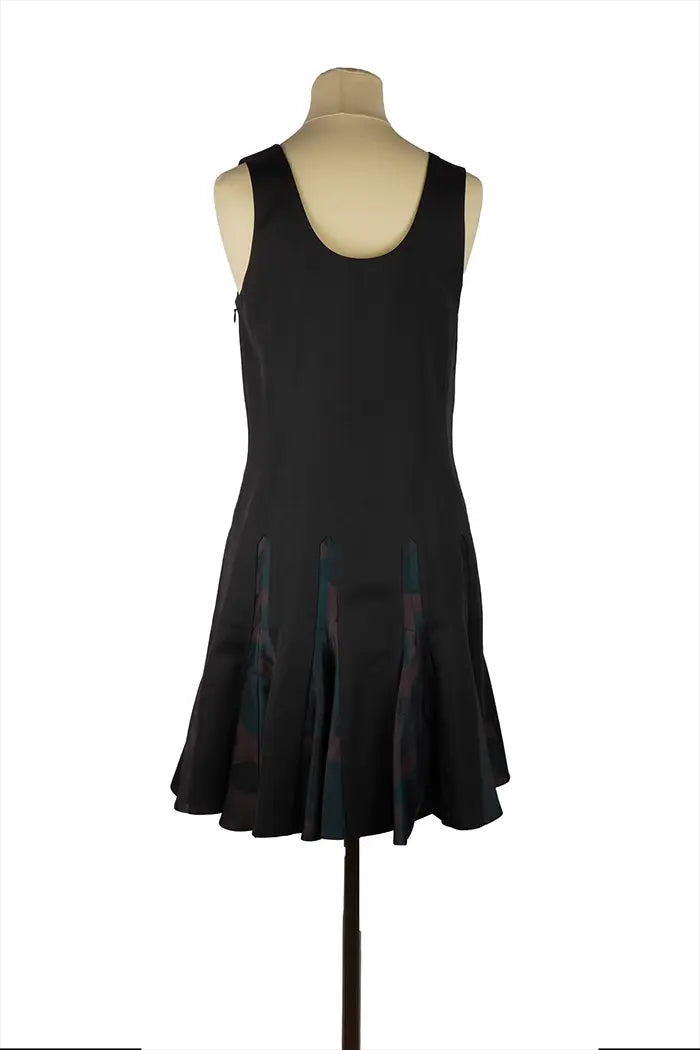 Rückseite des kurzen Dior-Kleides an einer Schaufensterpuppe. Die Silhouette ist strukturiert und fließend zugleich, perfekt für einen schicken Empfang oder ein formelles Abendessen.