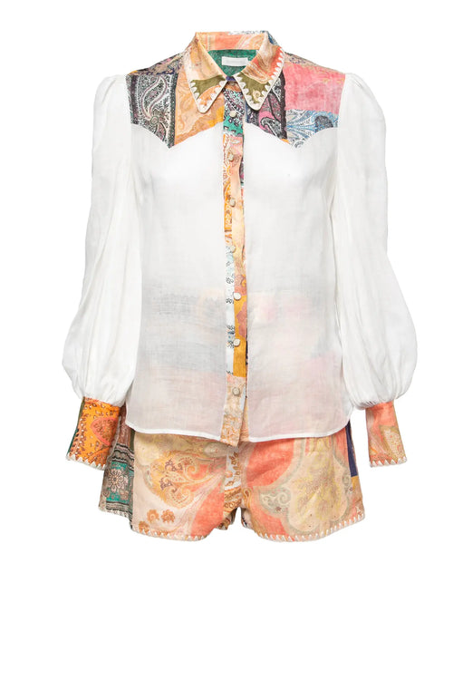 Look Zimmermann Anneke : conjunto de ramio blanco con blusa de mangas abullonadas y pantalón corto a juego, detalles estampados y crochet.